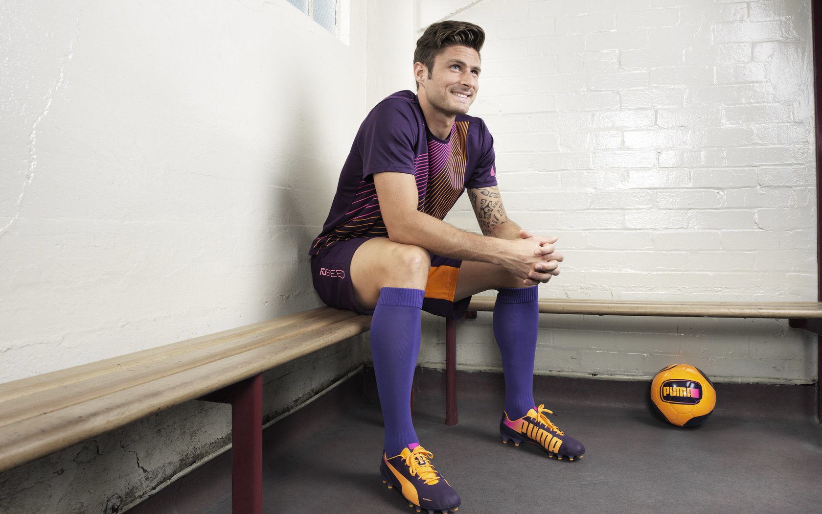 星空体育入口-苏炳添穿越校园被学生围堵合影，苏炳添从校服